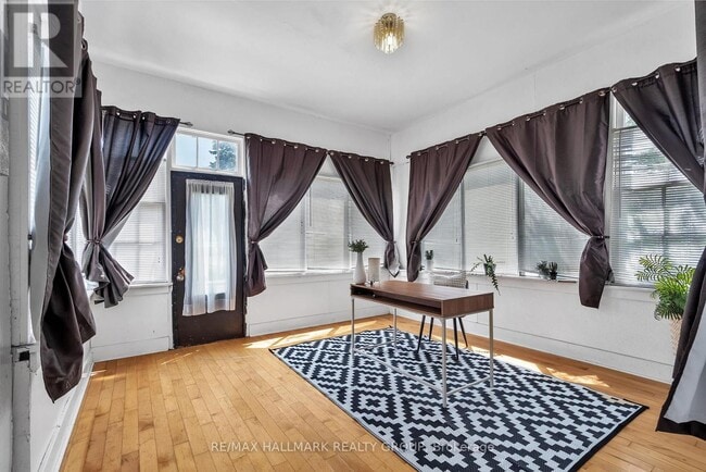 Photo - 20 Russell St W