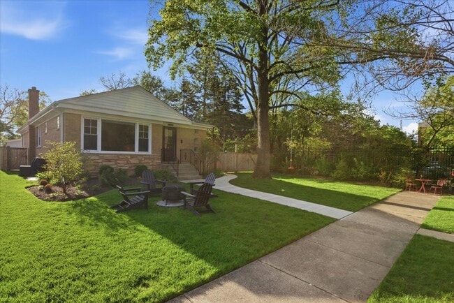 Photo - 9237 Lincolnwood Dr