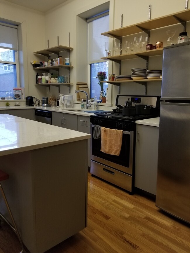 Photo - 1135 N Damen Ave Unidad 2R