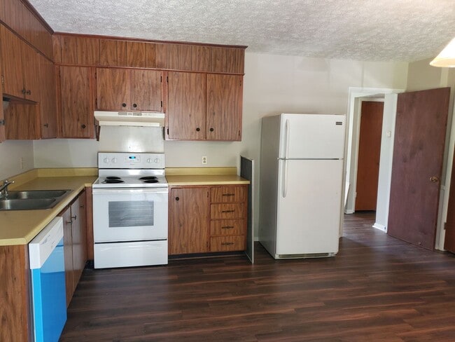 Photo - 2 Bedroom 1 Bathroom Downstairs unit with off street parking in Midtown Savannah Unit A