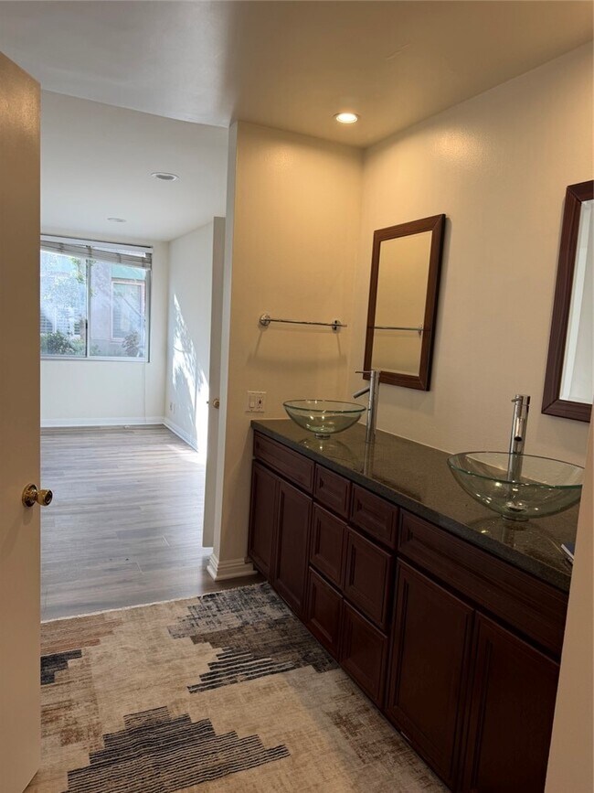 Building Photo - 5301 Balboa Blvd Unit D5