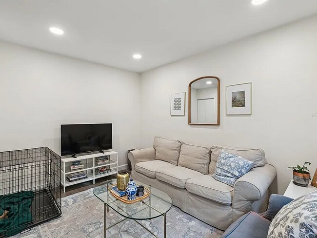 Photo - beautifully maintained one-bedroom plus den apartment
