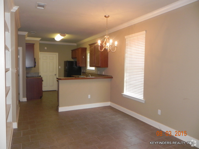 Building Photo - Three Bedroom Townhouse in Gated Community...