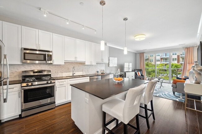 Deerfield_interior_kitchen living room 19 - AMLI Deerfield