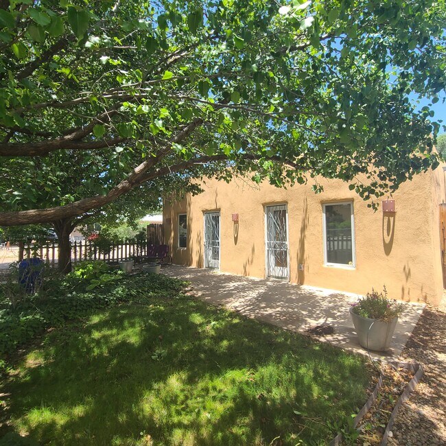 Oasis frontal con fuente - 1705 Marble Ave NW