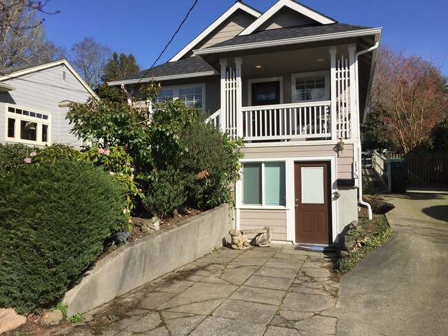 Building Photo - 7014 Brooklyn Ave NE Unit 7014 1/2 Daylight Basement