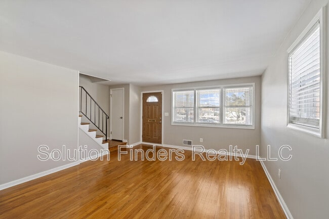 Photo - 305 Capitol Ct