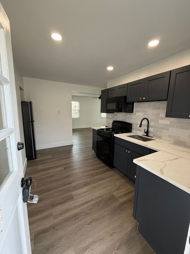 Photo - 604 N Causeway Blvd Unit B