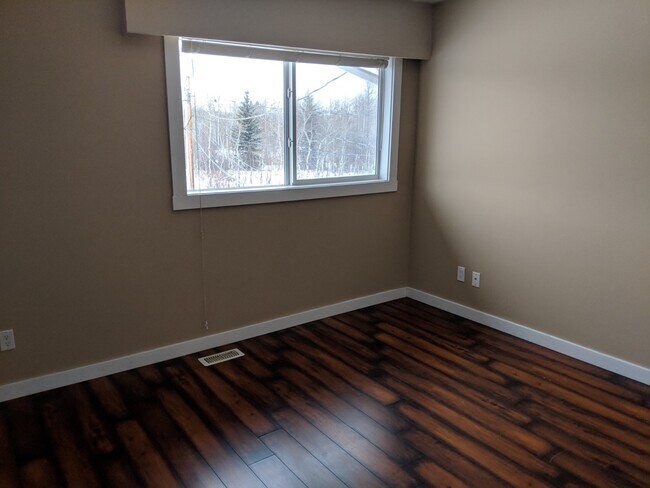 Photo - 1716 Willowbrook Crescent