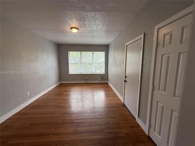 Building Photo - 315 W 28th St Unit 14