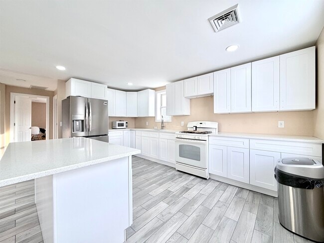 Building Photo - 1572 Summit Ave Unit 2