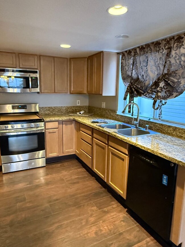 Photo - 3 bedroom 2.5 bathroom house in the heart ...