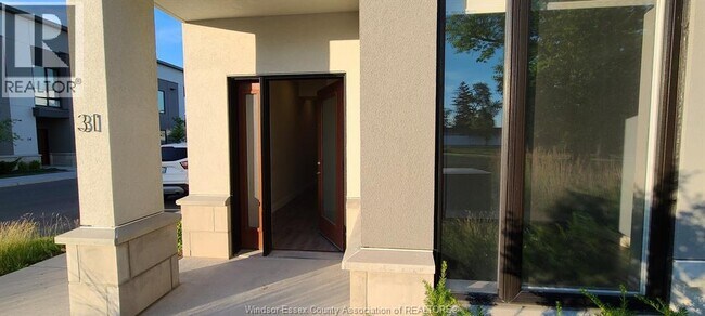 Photo - 550 Sandison St