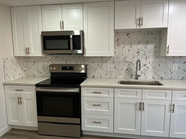 Building Photo - 2 Bed Garden Level Unit #3