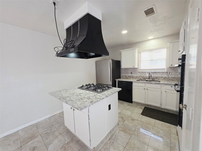 Building Photo - 15330 Oak Terrace Dr