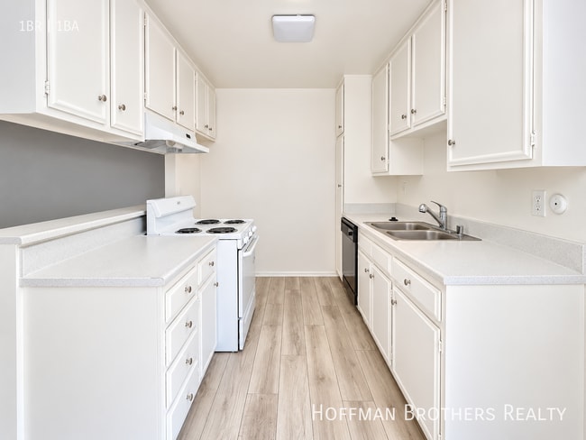 3339 S Canfield Ave Unit 211