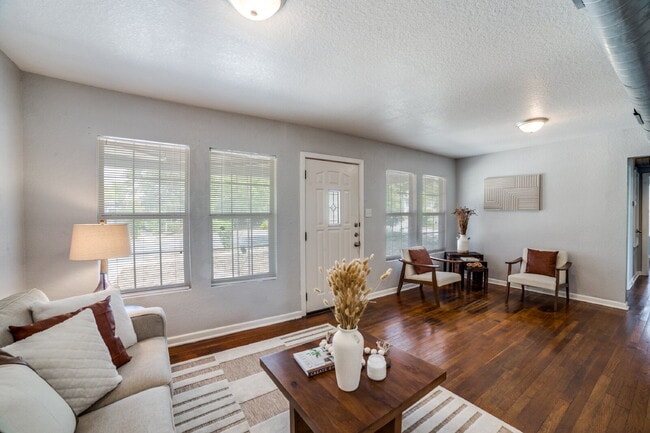 Photo - 114 Oxford Dr