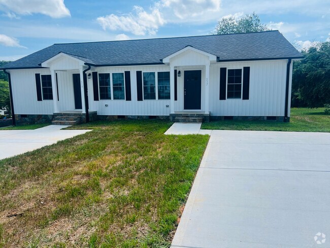 Building Photo - Available May 27th, 2025. 1 year old duple... Rental