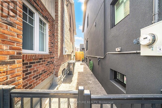 Photo - 2000 Dufferin St
