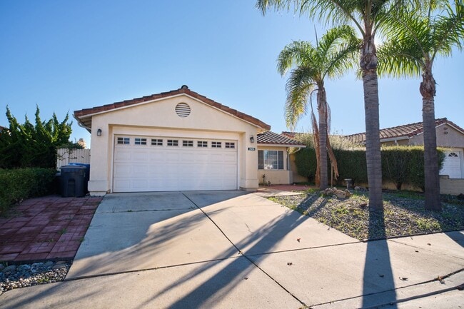 Building Photo - Lovely 3 Bedroom Home!