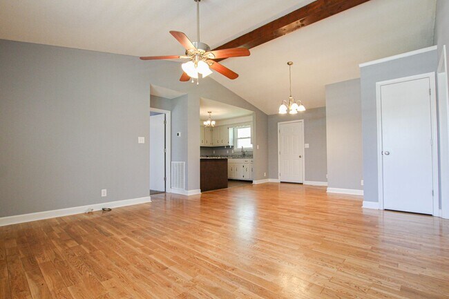 Photo - Pet Friendly Three Bedroom with Basement! Casa
