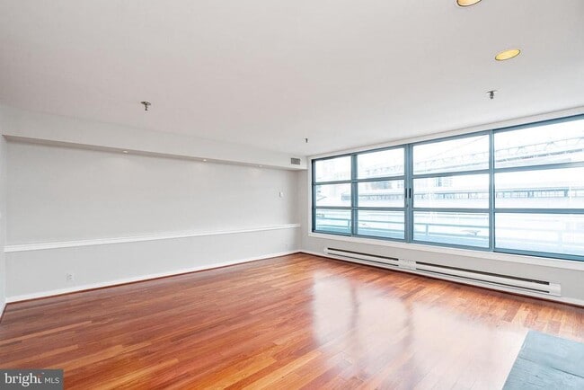 Building Photo - 7 N Christopher Columbus Blvd Unit 223