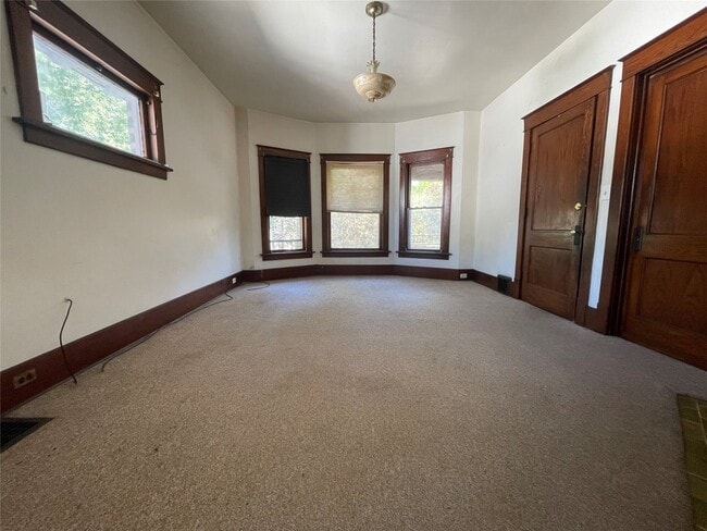 Photo - 250 E 9th St