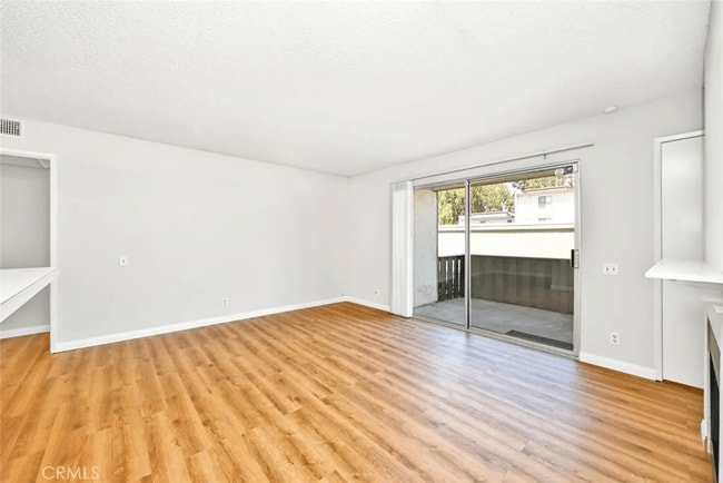 Building Photo - 2805