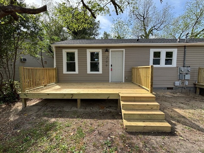 Building Photo - 209 Gertrude St