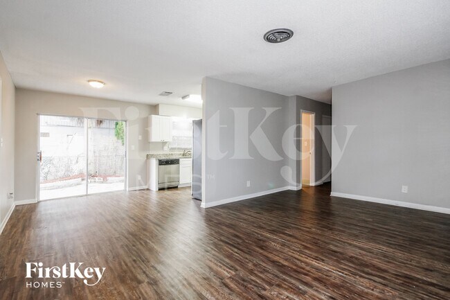Photo - 130 Davison Ave N