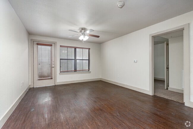 1BR, 1BA - 714SF - Living Room