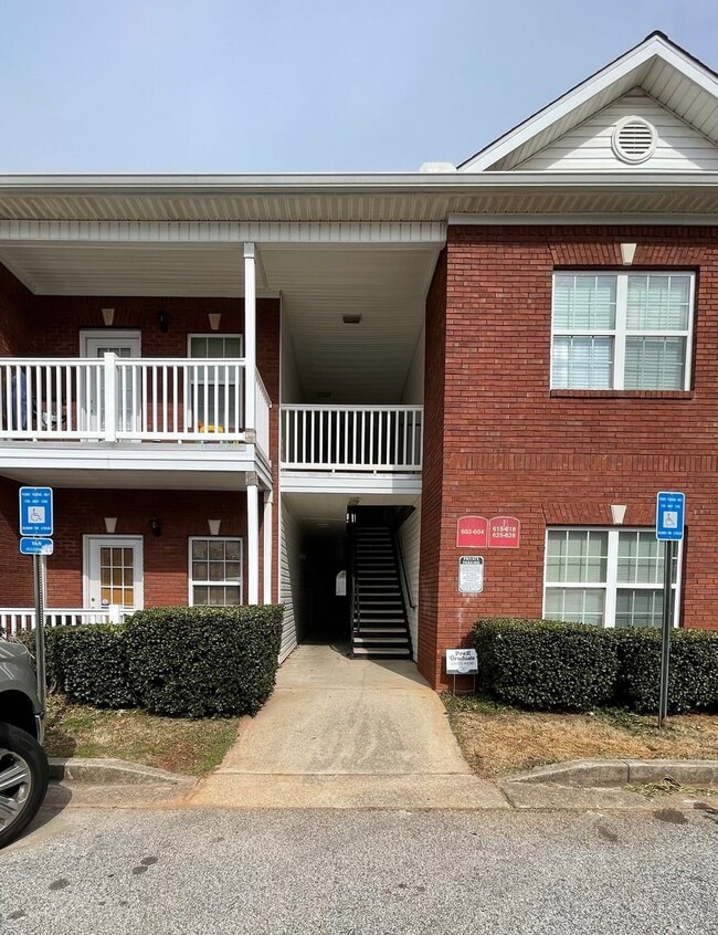 Building Photo - Newly Renovated 3 Bedroom Condo at a GREAT Price!
