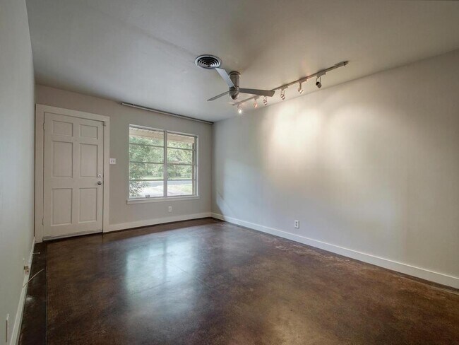 Photo - 1110 Fieldcrest Dr