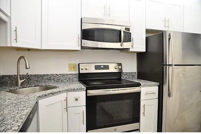 Upgraded custom kitchen - 209 Foxtail Dr Unit D2