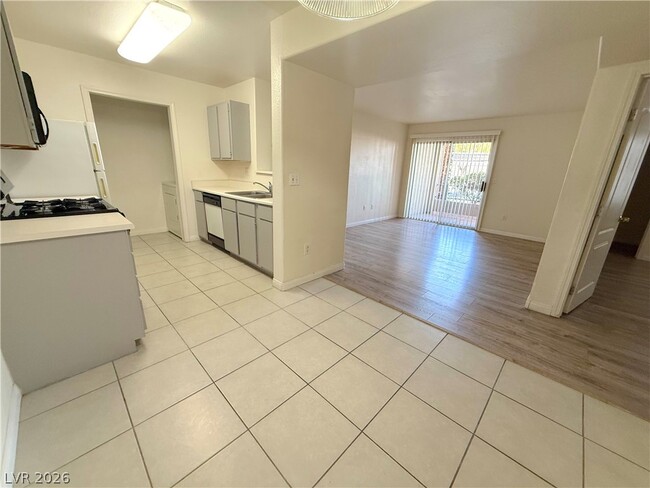 Building Photo - 7885 W Flamingo Rd Unit 1015