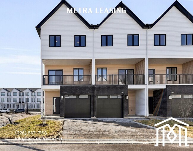 Building Photo - Three Bedroom Townhouse