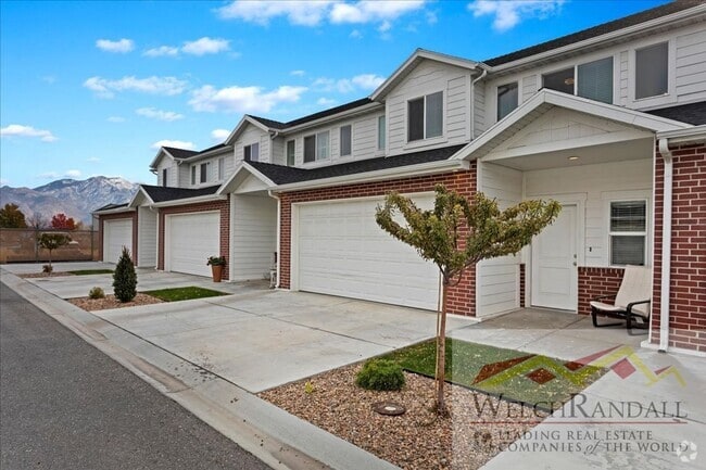 Building Photo - Live in Style – 3 Bed, 2.5 Bath Townhome i...