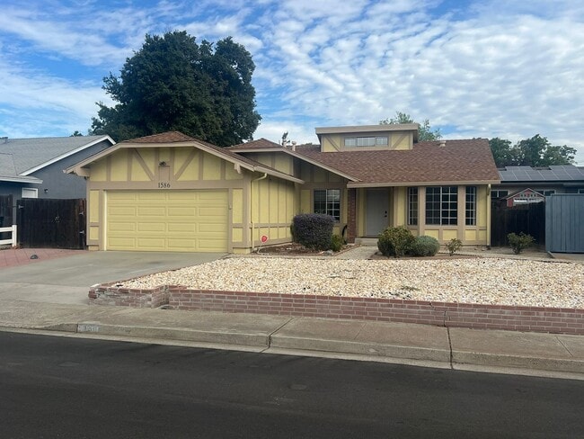 Building Photo - Three Bedroom, Two Bathroom Single Family ... Rental