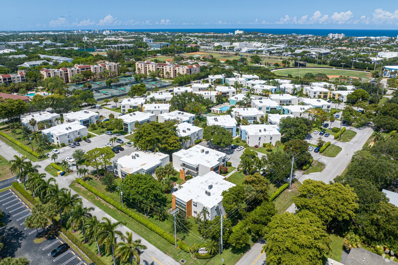 Contexto - Town & Country Estates Condos