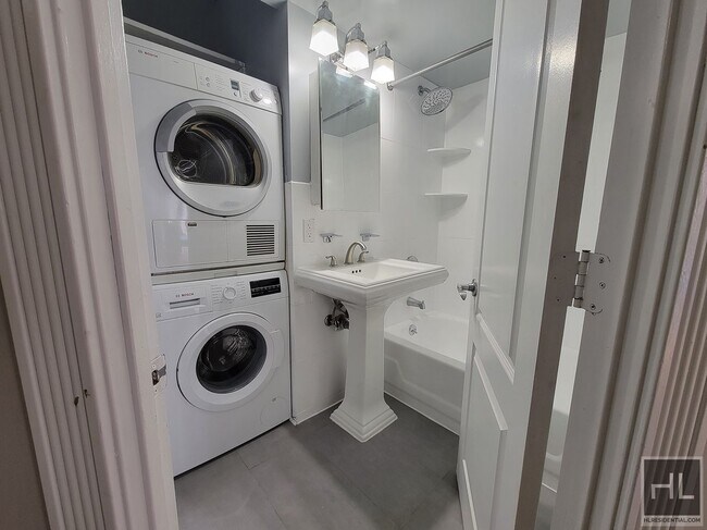 Photo - E 18TH ST. Unidad 3D