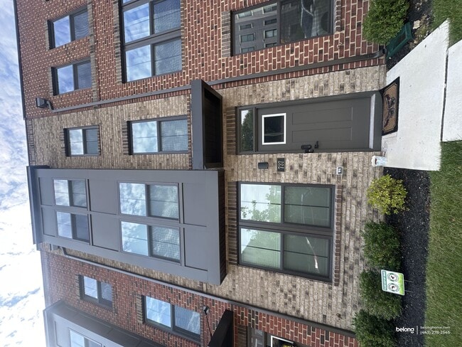 Building Photo - 737 Lennox St