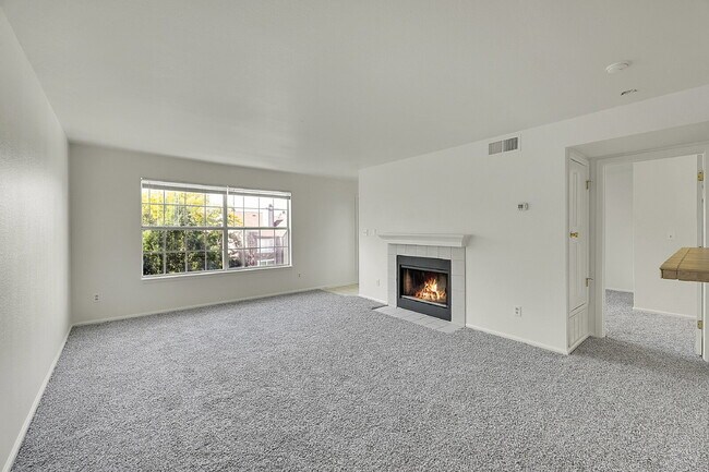 $1,495.95 with $300 off the first month's rent, 1 Bed, 1 Bath Condo in Englewood with Cozy Firepl...