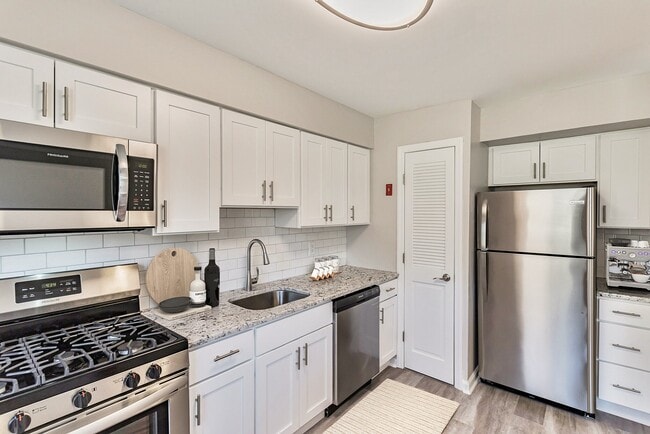 Elevate your cooking experience in this modern kitchen at Eagle Rock Apartments at North Plainfield. Featuring sleek appliances and stylish finishes, it’s the perfect space for meal prep and entertaining. Schedule your tour today!