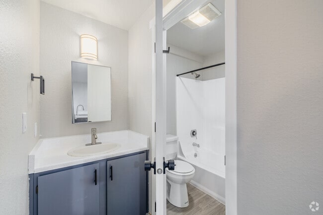 2BR, 1BA - 542SF - Bathroom