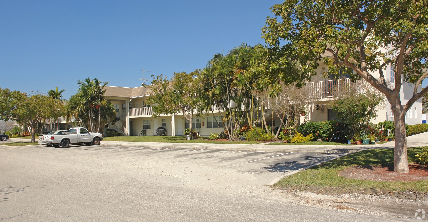 Vista Court Apartments - Vista Court Apartments