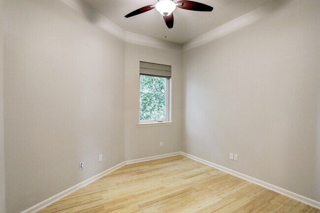 Building Photo - 2613 Waugh Dr