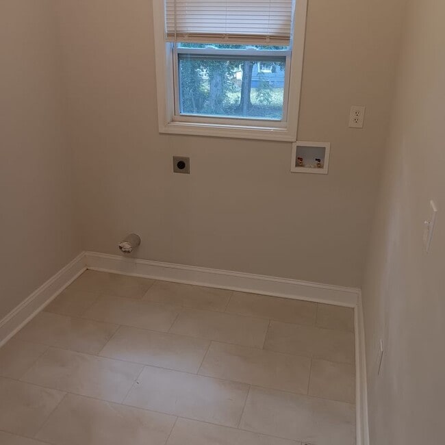 Photo - 246 Mathewson Pl SW