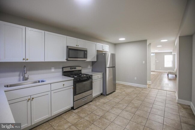 Building Photo - 530 N Montford Ave