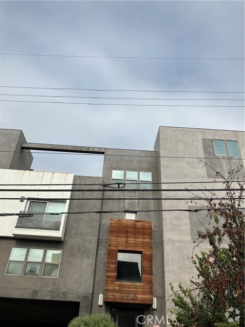 Building Photo - 11925 Kling St Unit 302 Rental