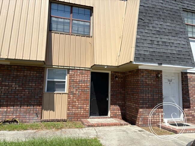 Building Photo - RATE DROP ALERT (was $1400/month) and SUMM... Rental